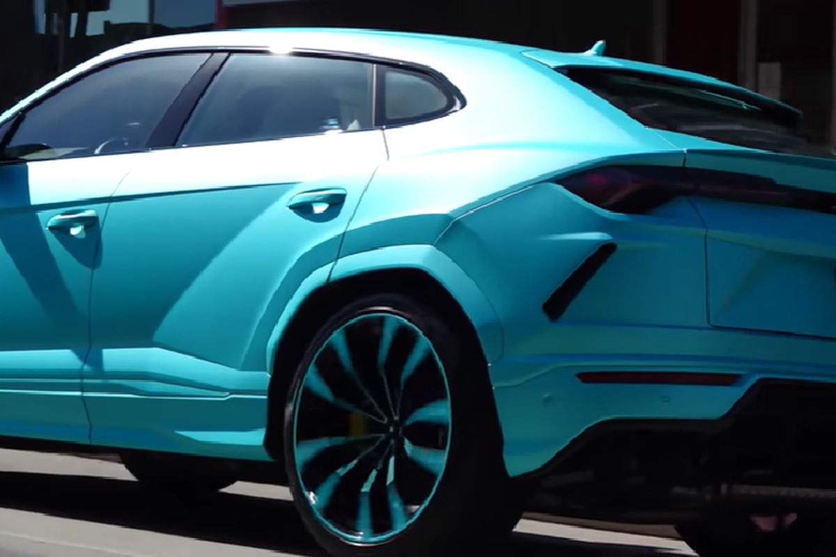 Sieu SUV Lamborghini Urus “loe loet” trong bo canh mau xanh-Hinh-5