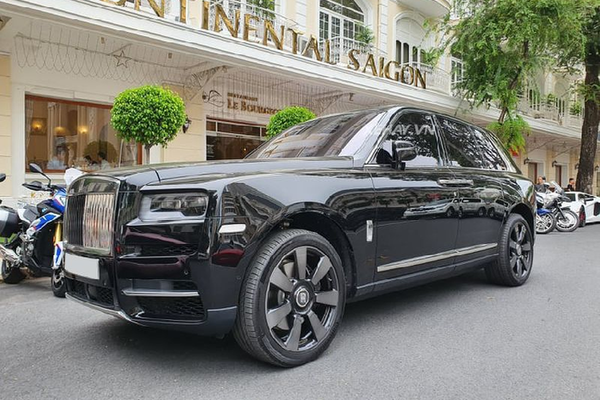 Ngam Rolls-Royce Cullinan “full black” hon 41 ty o Sai Gon