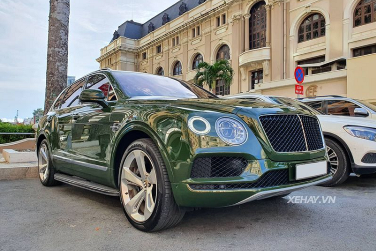 Bentley Bentayga so huu mau son tram trieu o Sai Gon