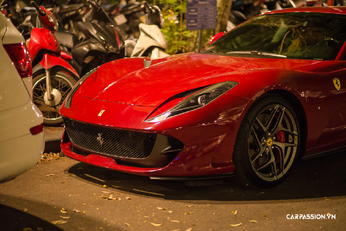 Ferrari 812 Superfast lan banh tren “thanh dia sieu xe” Ha Noi-Hinh-3