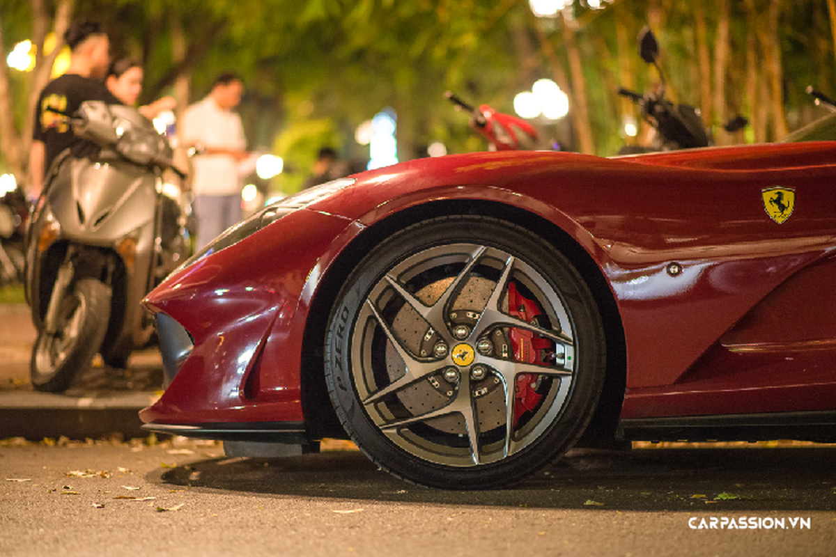 Ferrari 812 Superfast lan banh tren “thanh dia sieu xe” Ha Noi-Hinh-5