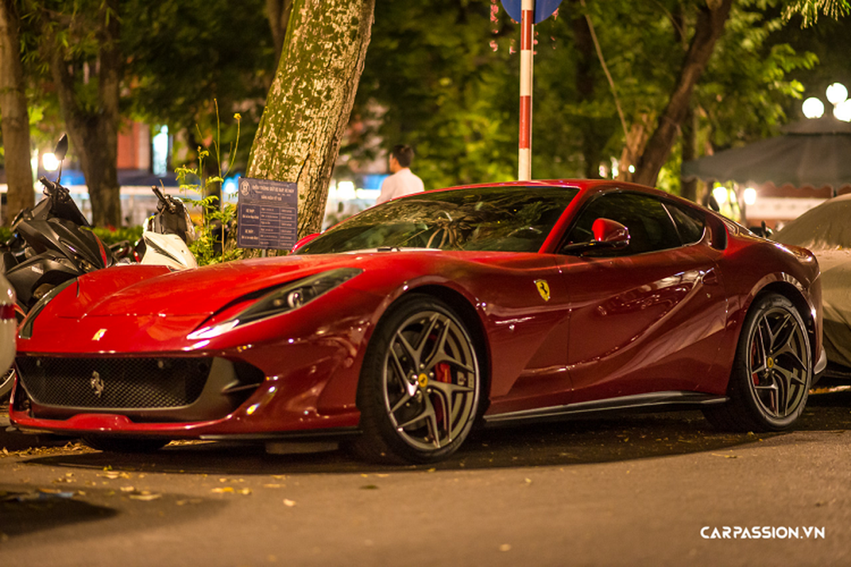 Ferrari 812 Superfast lan banh tren “thanh dia sieu xe” Ha Noi-Hinh-7