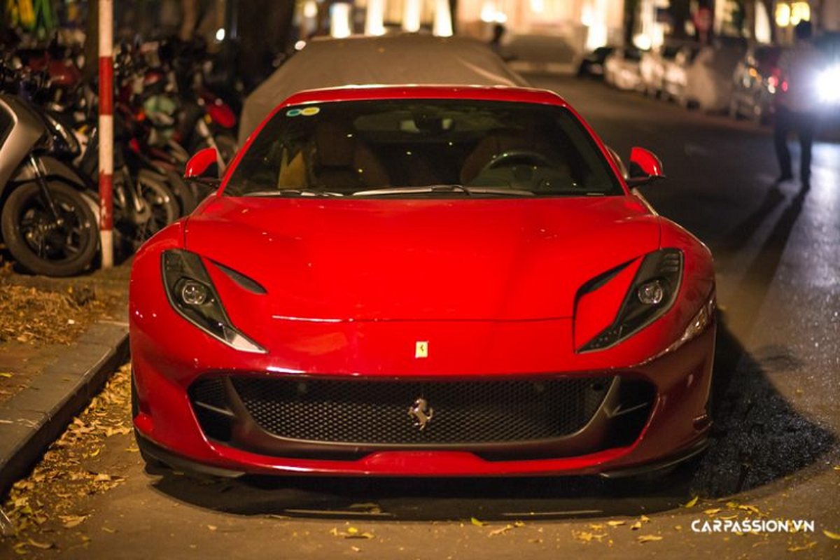 Ferrari 812 Superfast lan banh tren “thanh dia sieu xe” Ha Noi