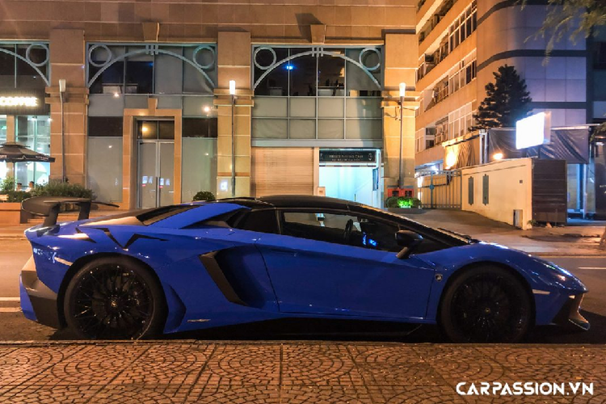 Lamborghini Aventador SV Roadster gan 40 ty dao pho dem Sai Gon-Hinh-3