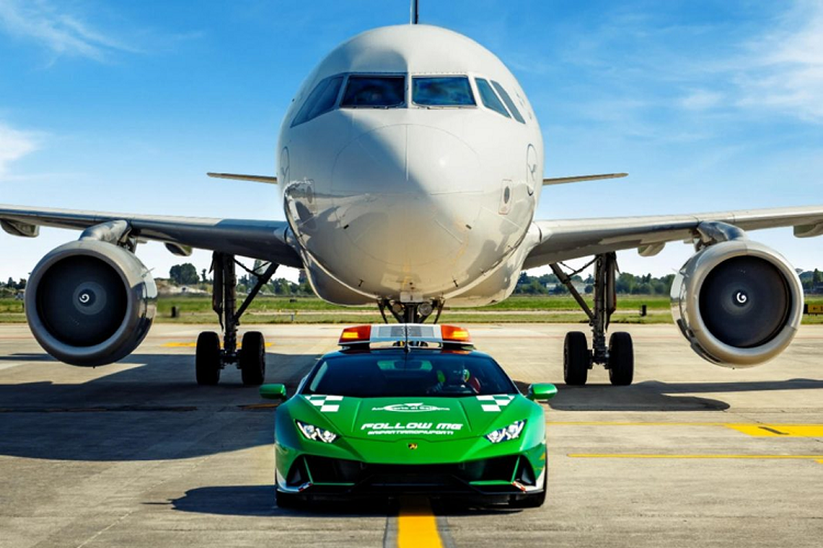 Sieu xe Lamborghini Huracan EVO dan duong tai san bay Bologna