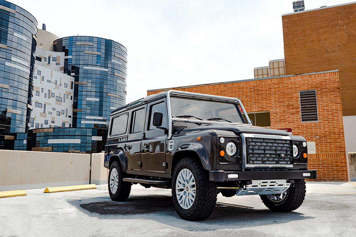 Land Rover Defender cua so troi 