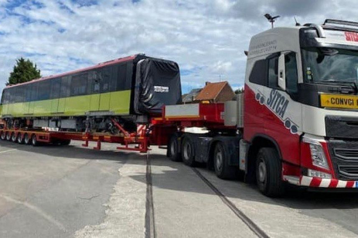 Xe dau keo van chuyen doan tau tuyen metro Nhon- Ga Ha Noi