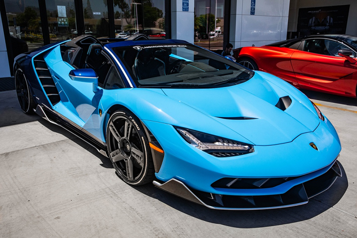 Lamborghini Centenario mui tran cu, thet gia 2,6 trieu USD