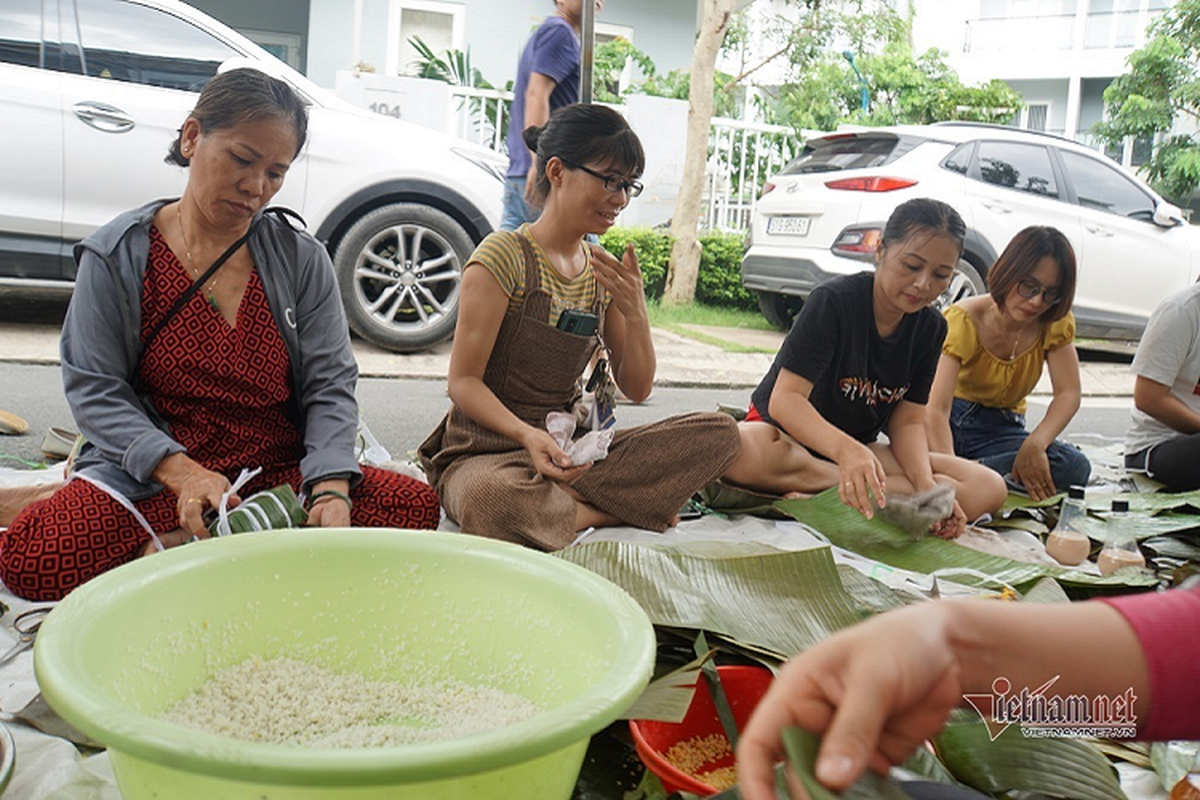 Nguoi dan TP.HCM goi 5.000 banh chung, banh tet gui vung lu mien Trung-Hinh-5