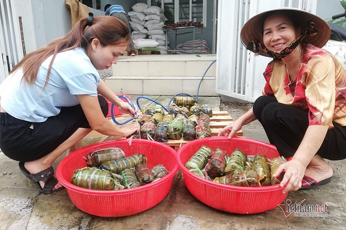 Nguoi dan TP.HCM goi 5.000 banh chung, banh tet gui vung lu mien Trung