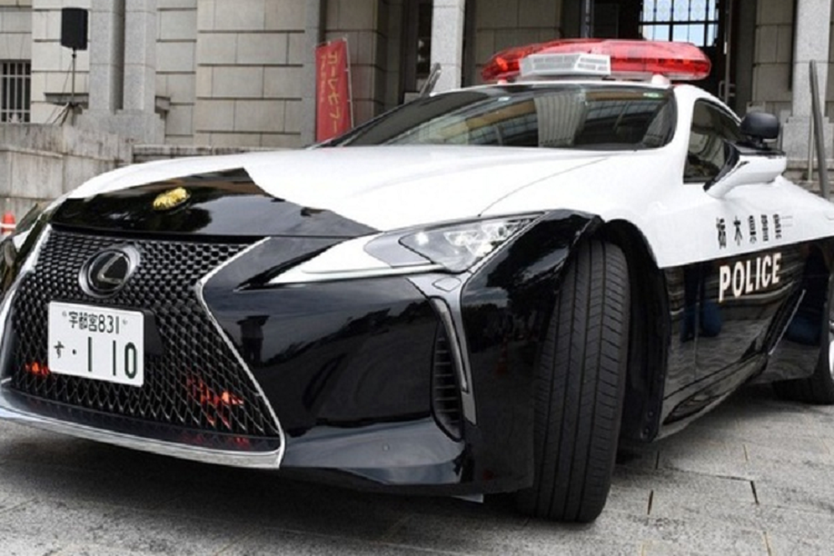 Ngam xe canh sat Lexus LC 500 