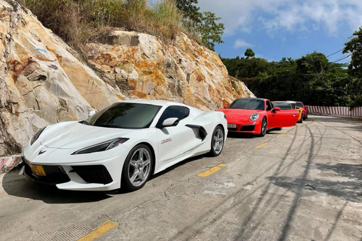 Sieu xe Corvette C8 bien vang do dang ben 