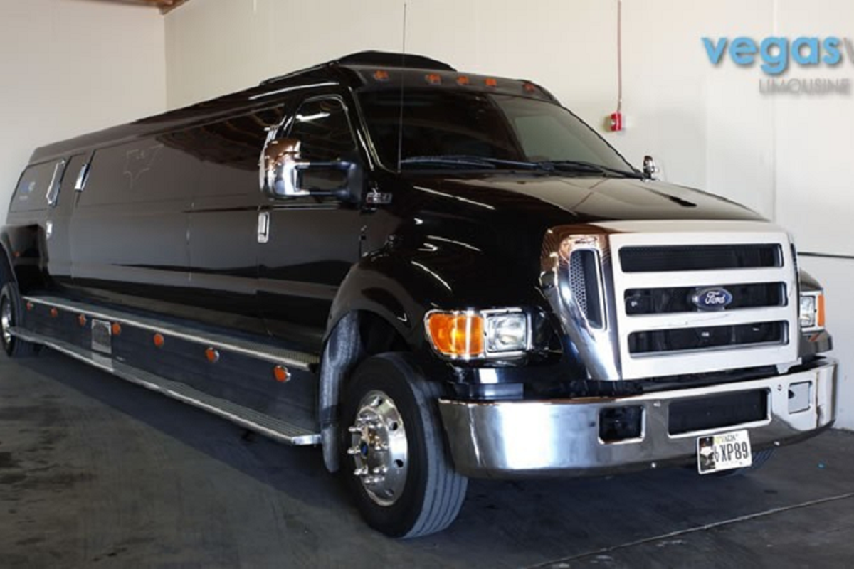 Sieu Ford F-650 Batman Limousine cho “Nguoi Doi thich tiec tung“