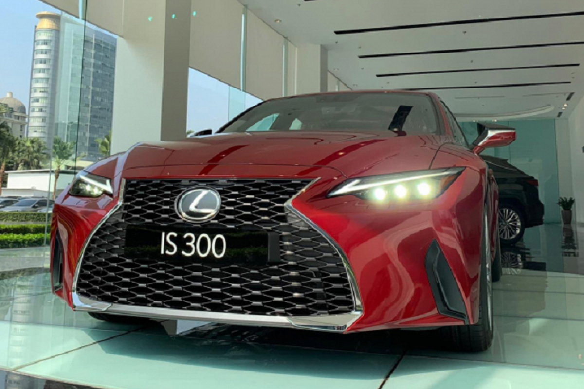 Lexus IS 2021 hon 2 ty ve dai ly can Tet, dat nhung hut khach