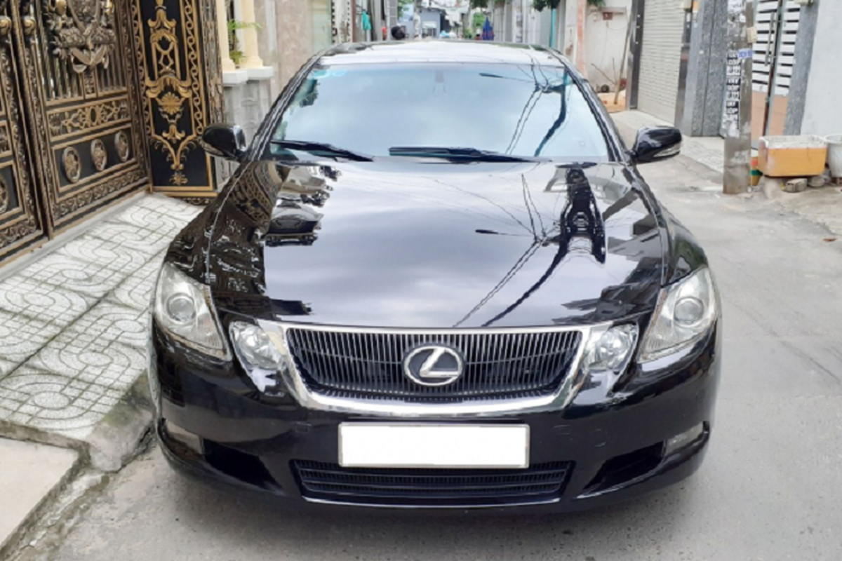 Lexus GS 350 chay 11 nam, duoi 1 ty dong co hap dan khach Viet?