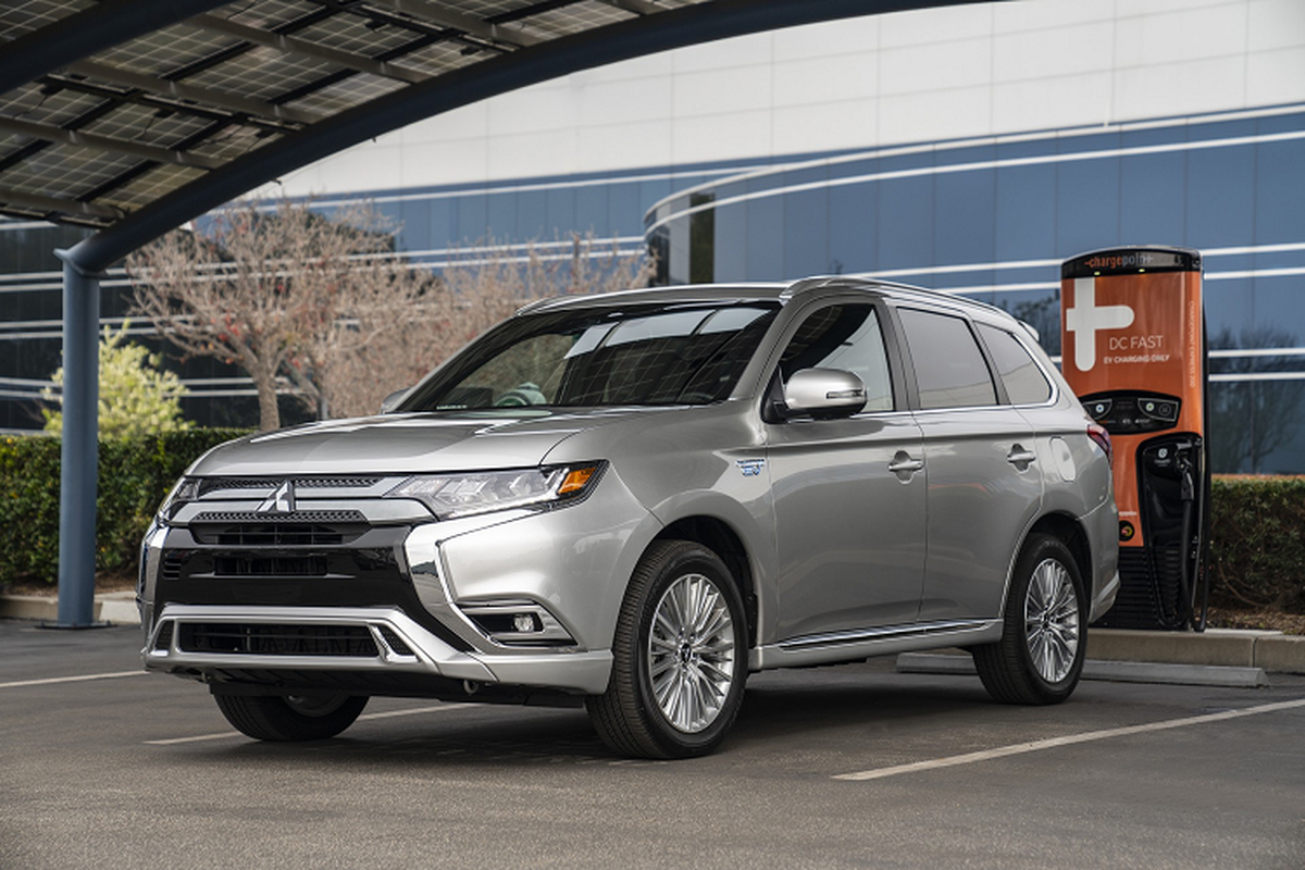 Mitsubishi Outlander PHEV 2021 moi ra mat van la the he cu?