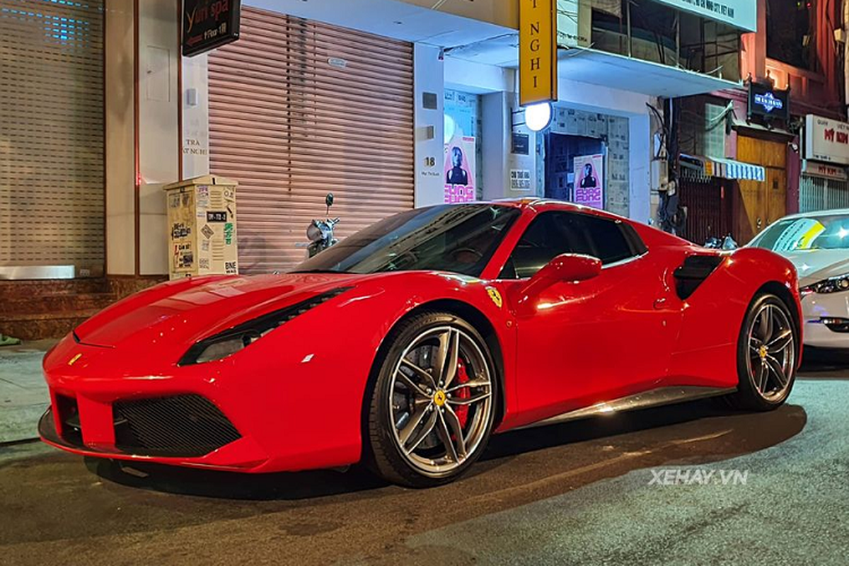 Ngam sieu xe Ferrari 488 Spider tien ty dao pho dem Sai Gon-Hinh-3