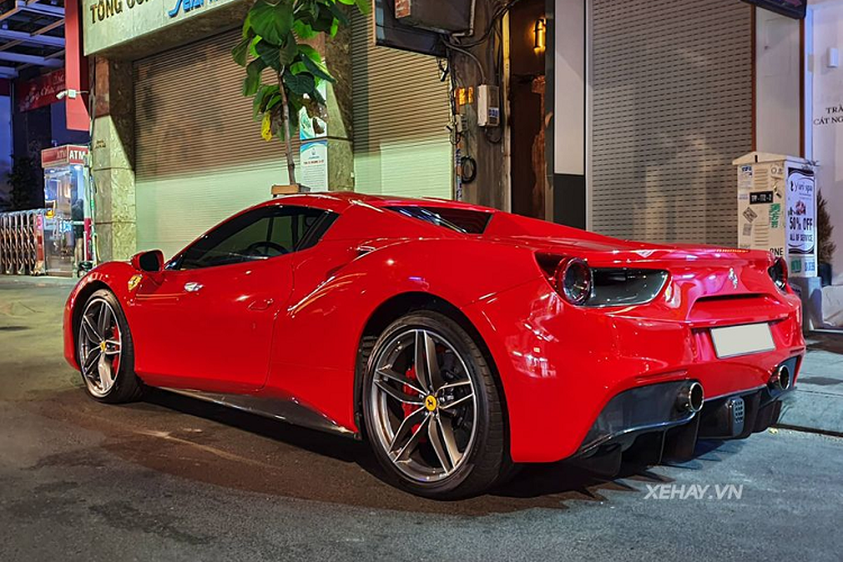 Ngam sieu xe Ferrari 488 Spider tien ty dao pho dem Sai Gon-Hinh-5