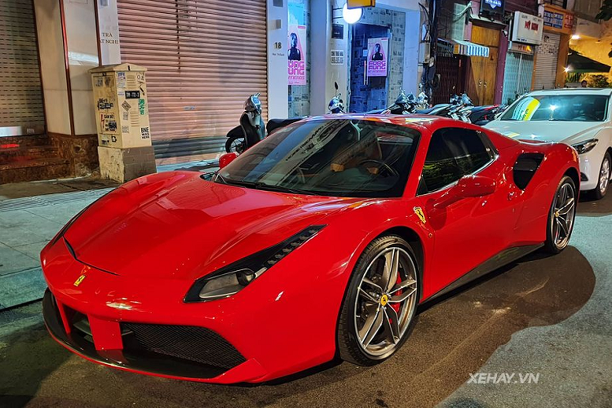 Ngam sieu xe Ferrari 488 Spider tien ty dao pho dem Sai Gon