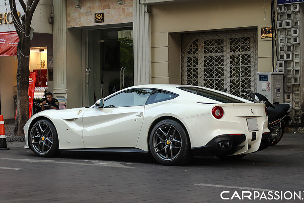 Ferrari F12 Berlinetta hon 20 ty mau doc lan banh tai Sai Gon