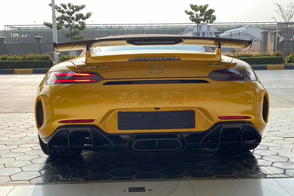 Dai gia Campuchia tau sieu xe Mercedes-AMG GT R mui tran 