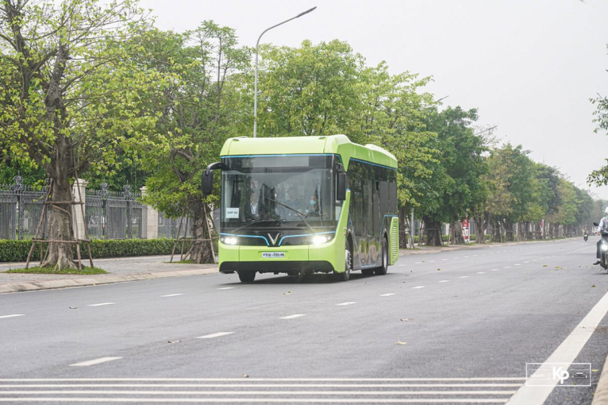 Xe VinBus dien chay thu tai Ha Noi, ngay lan banh can ke-Hinh-2