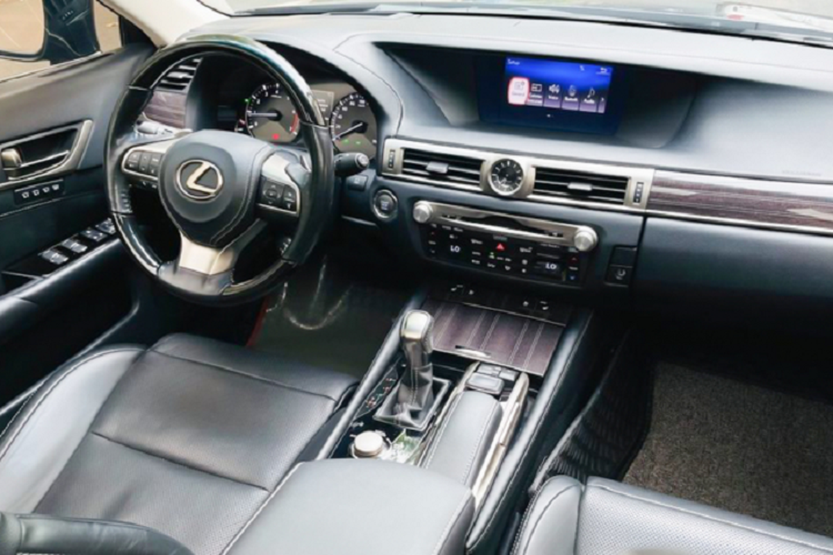 Can canh Lexus GS200t chay 5 nam, 
