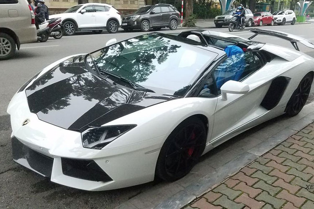 Lamborghini Aventador hon 20 ty bi phu bui, 