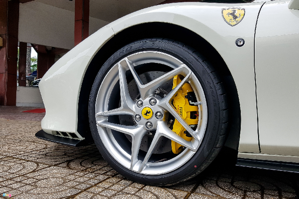 Ferrari F8 Spider hon 20 ty mau son dac biet tai Viet Nam-Hinh-5