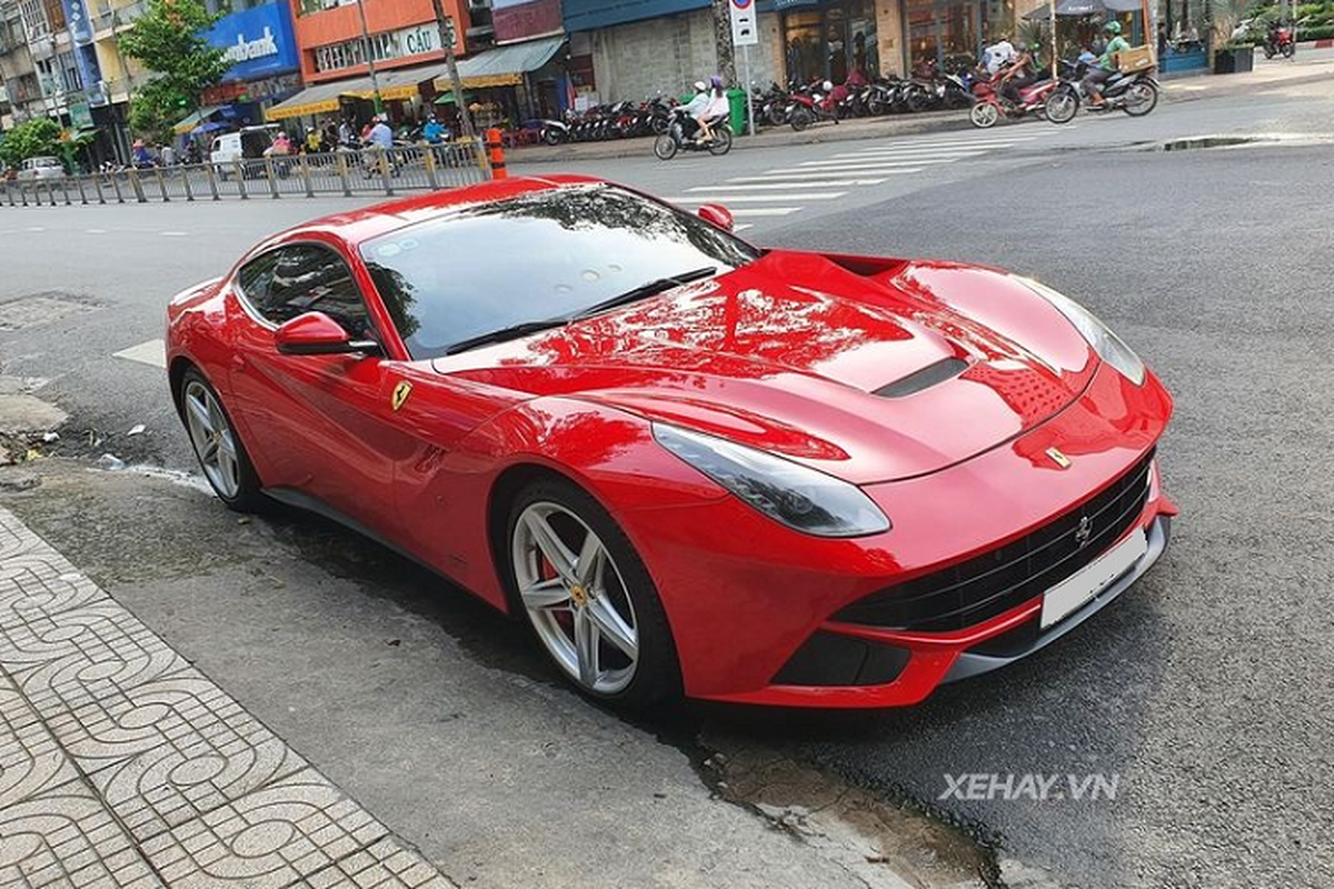 Ferrari F12 Berlinetta 10 nam tuoi o Viet Nam van 