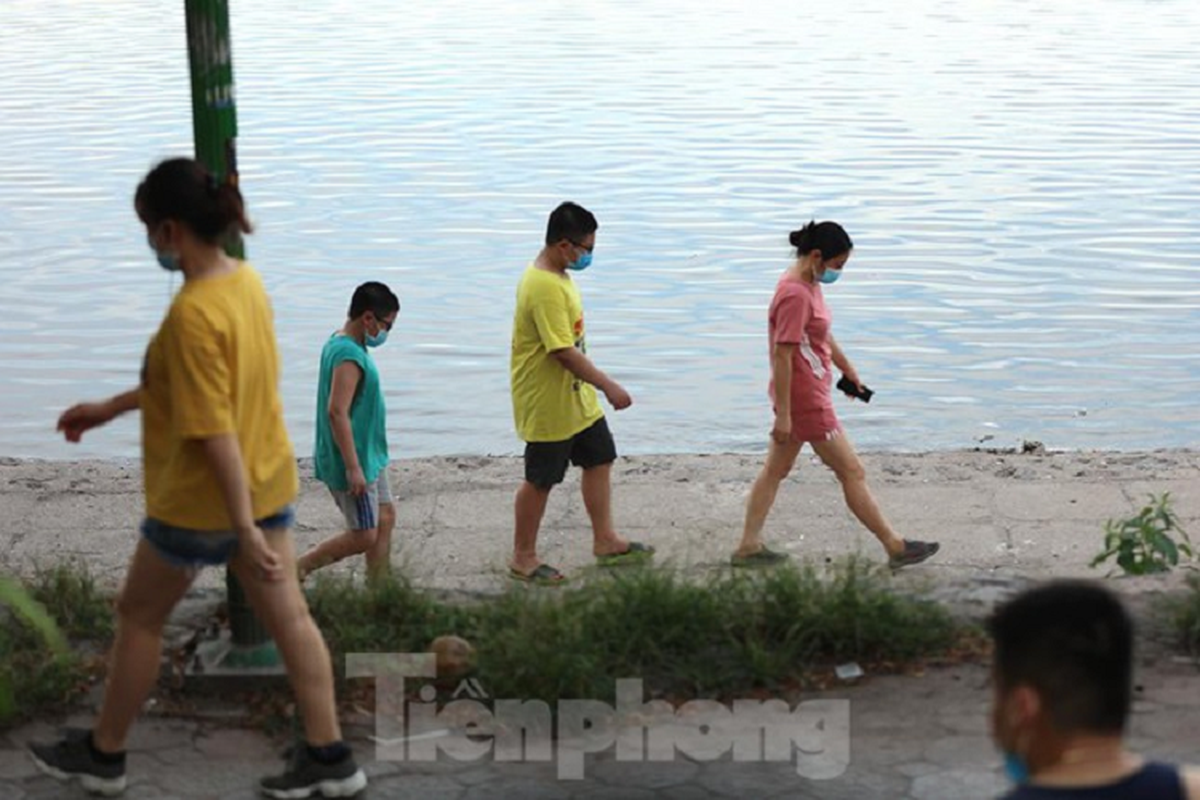 Nguoi dan Ha Noi van tha dieu, vui choi o dam Hong bat chap lenh cam-Hinh-2