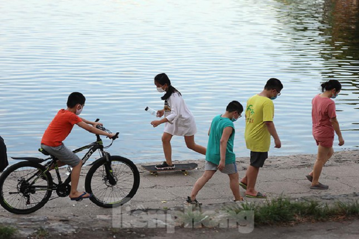 Nguoi dan Ha Noi van tha dieu, vui choi o dam Hong bat chap lenh cam-Hinh-3