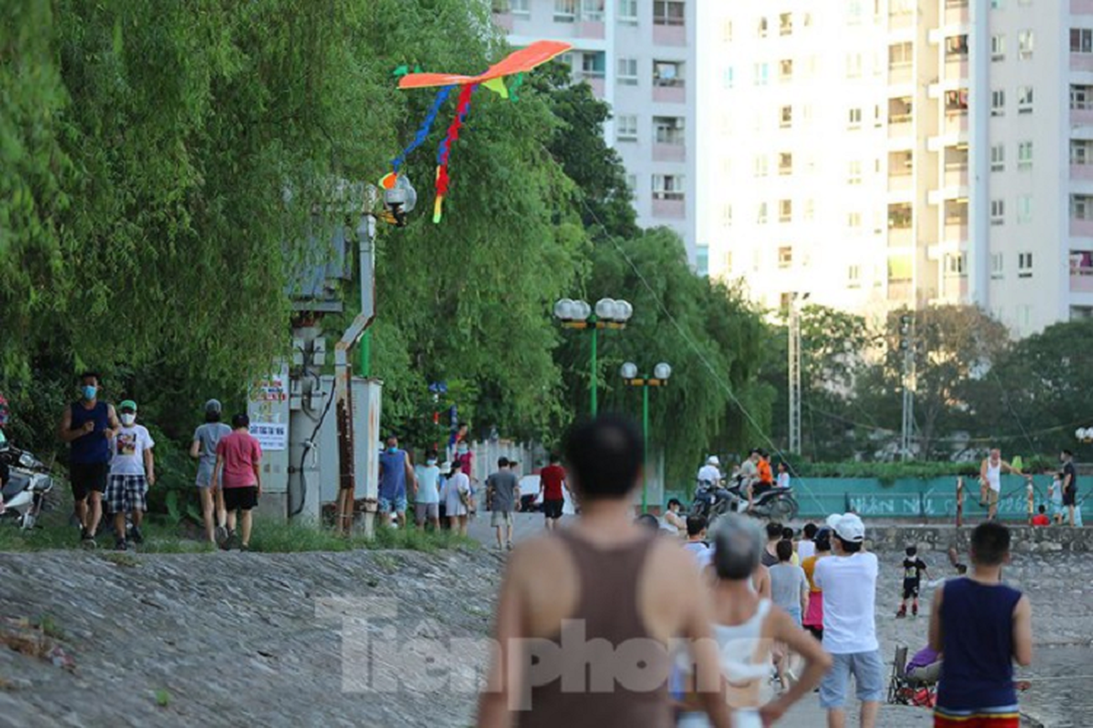 Nguoi dan Ha Noi van tha dieu, vui choi o dam Hong bat chap lenh cam-Hinh-6