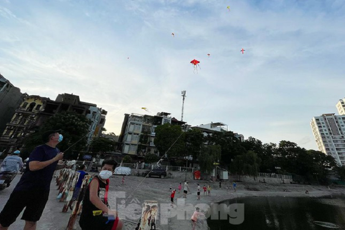 Nguoi dan Ha Noi van tha dieu, vui choi o dam Hong bat chap lenh cam-Hinh-8