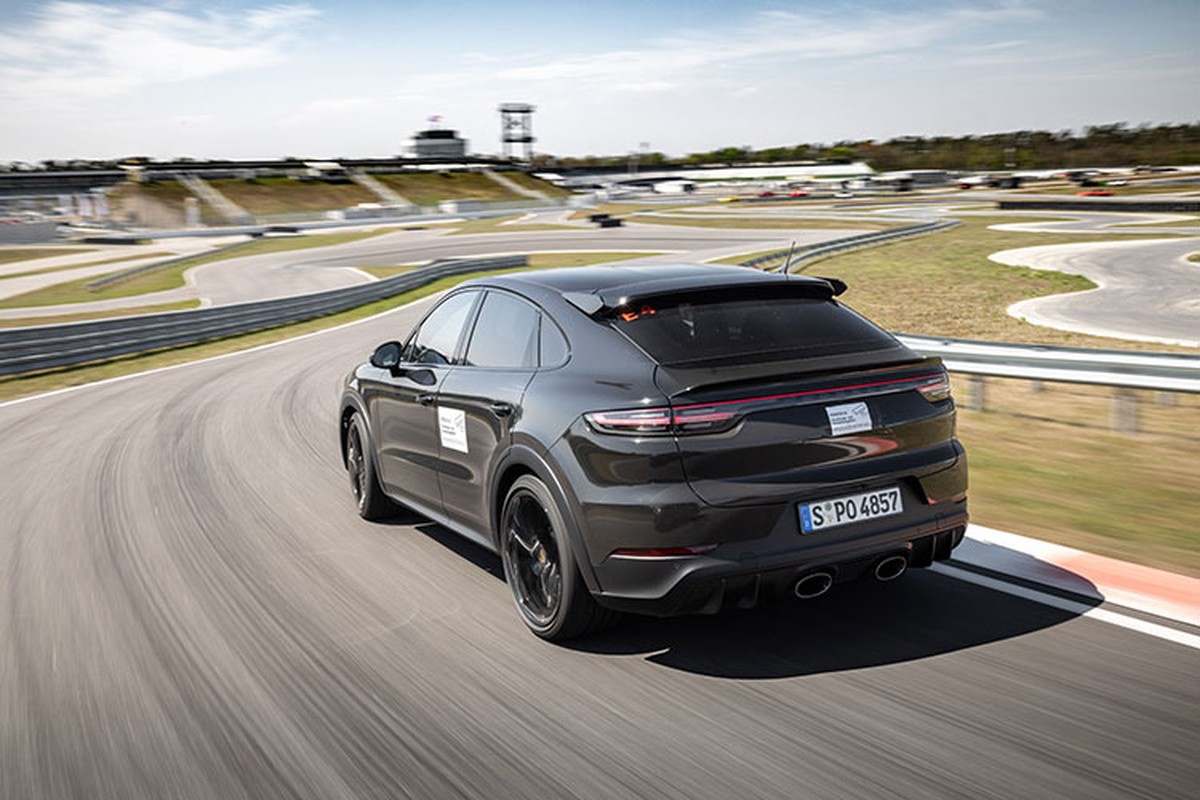 Porsche Cayenne Turbo 2022 san sang cho Lamborghini Urus 