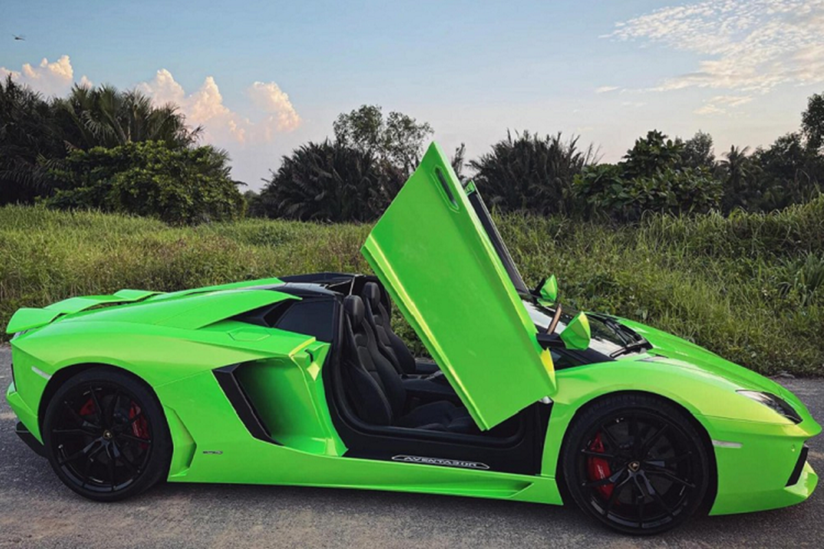 Lamborghini Aventador Roadster xanh la 