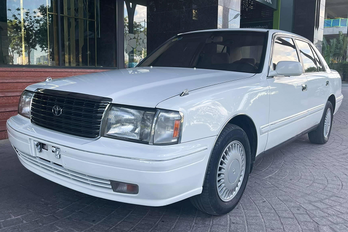 Toyota Crown “Bo truong” chay 20 nam, ban 900 trieu tai Viet Nam