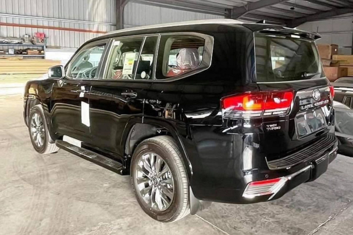 Toyota Land Cruiser 2022 Trung Dong hon 6,5 ty, sap ve Viet Nam-Hinh-4