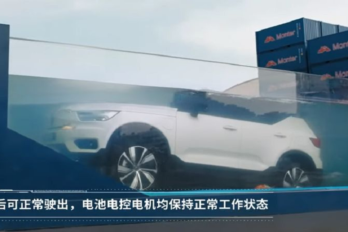 Volvo XC40 dien hon 1,5 ty dong ngam nuoc sau 1,7m van chay tot