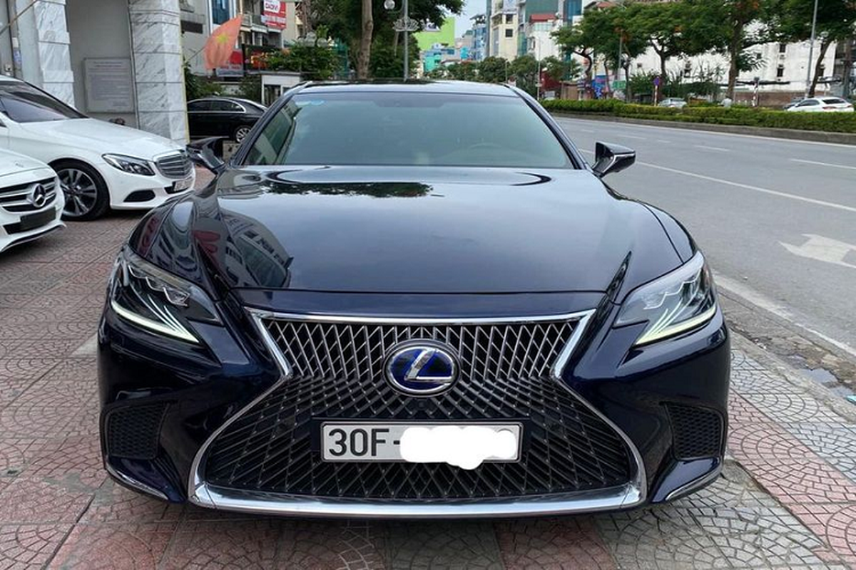 Lexus LS 500h hon 5,5 ty tai Ha Noi, chay 3 nam van 