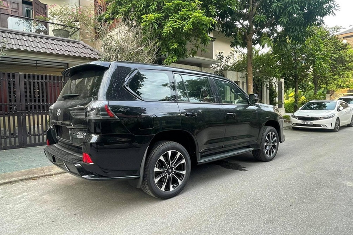 Lexus LX570 Black Edition 2021 hon 10 ty 