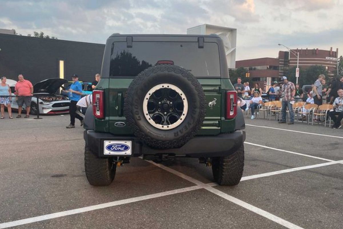 Ford Bronco 2022 dep hoang da voi mau son xanh luc moi-Hinh-6