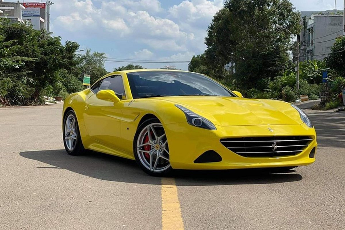 Zoom tung chi tiet Ferrari California T ve tay dai gia Sai Gon