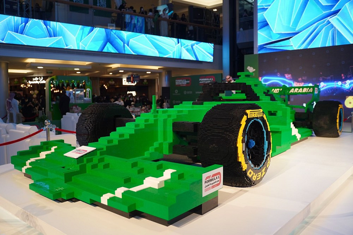 Ngam mo hinh sieu xe dua F1 bang Lego lon nhat the gioi