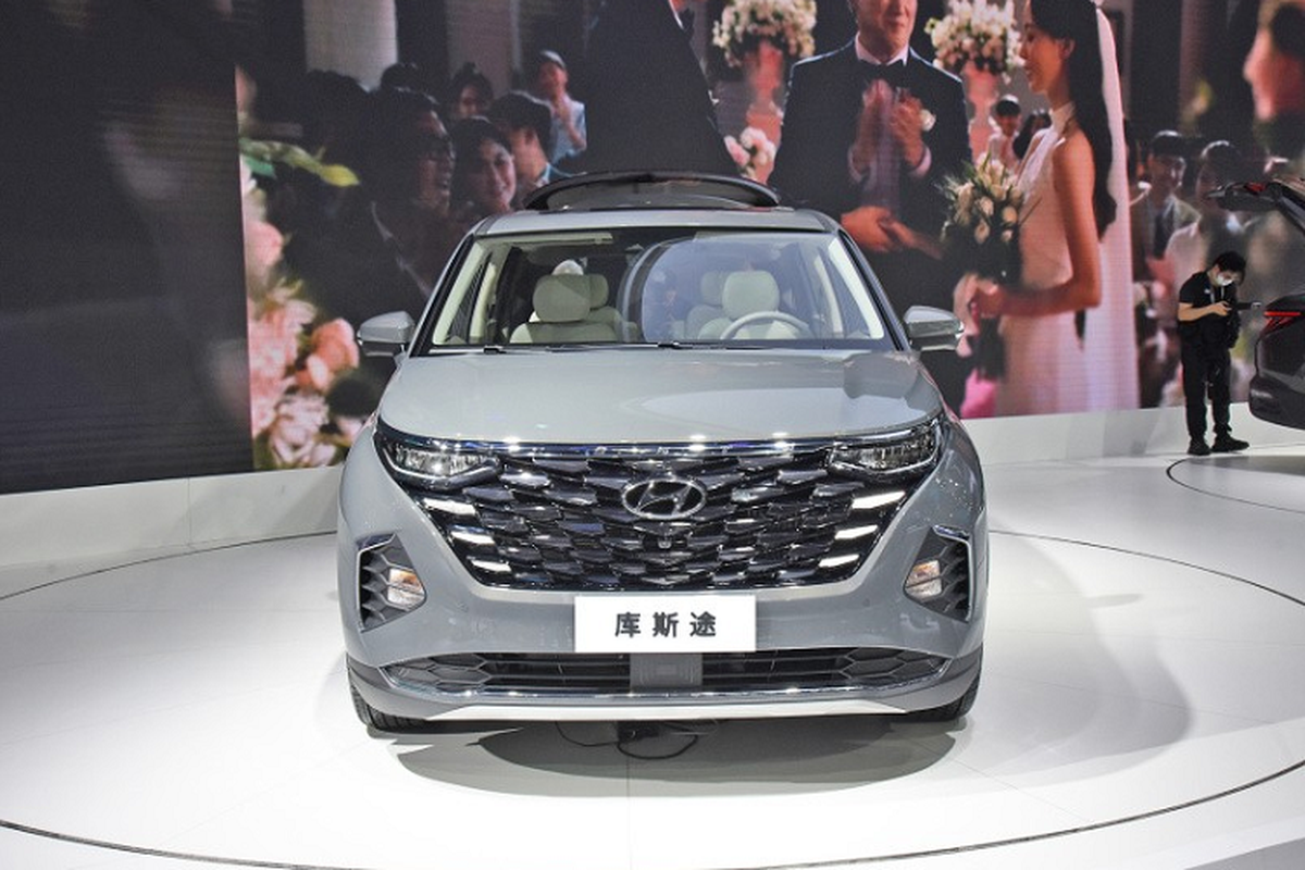 Hyundai Custo 2022 tu 594 trieu dong, re hon 