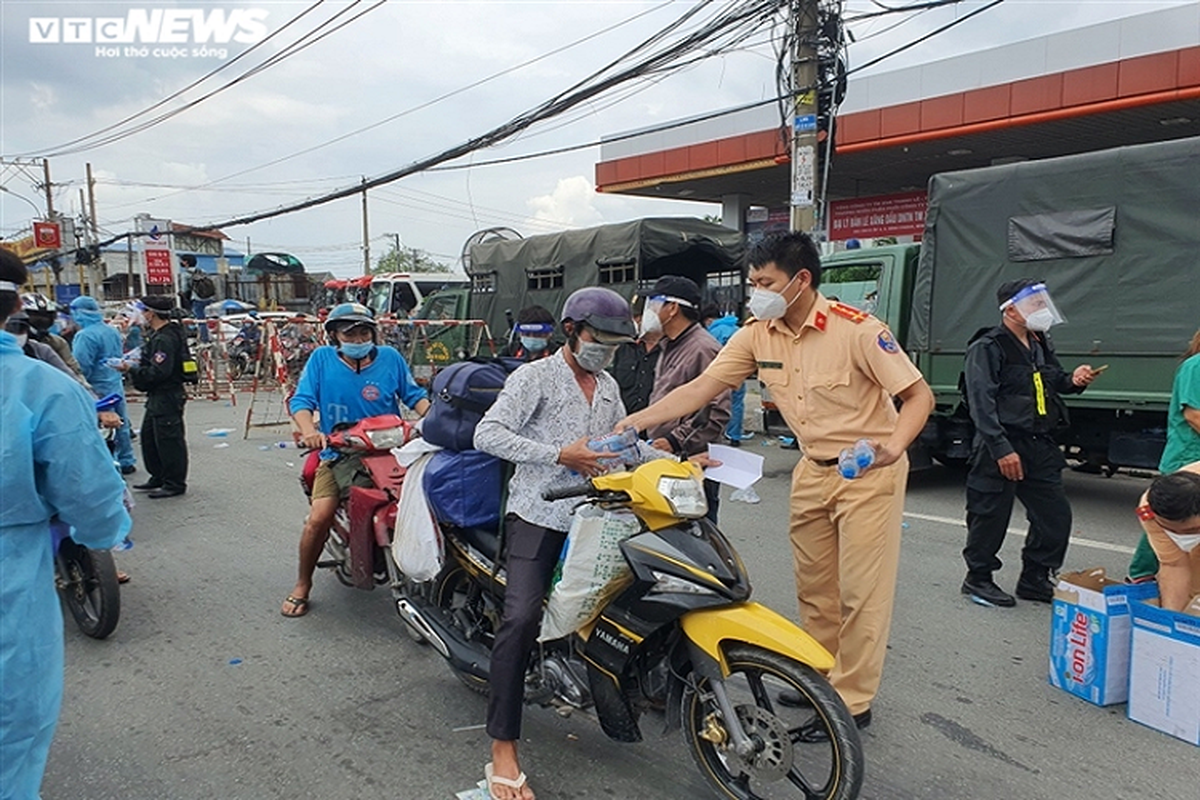 Quan doi, cong an ho tro dua nguoi dan tu TP.HCM ve mien Tay-Hinh-6