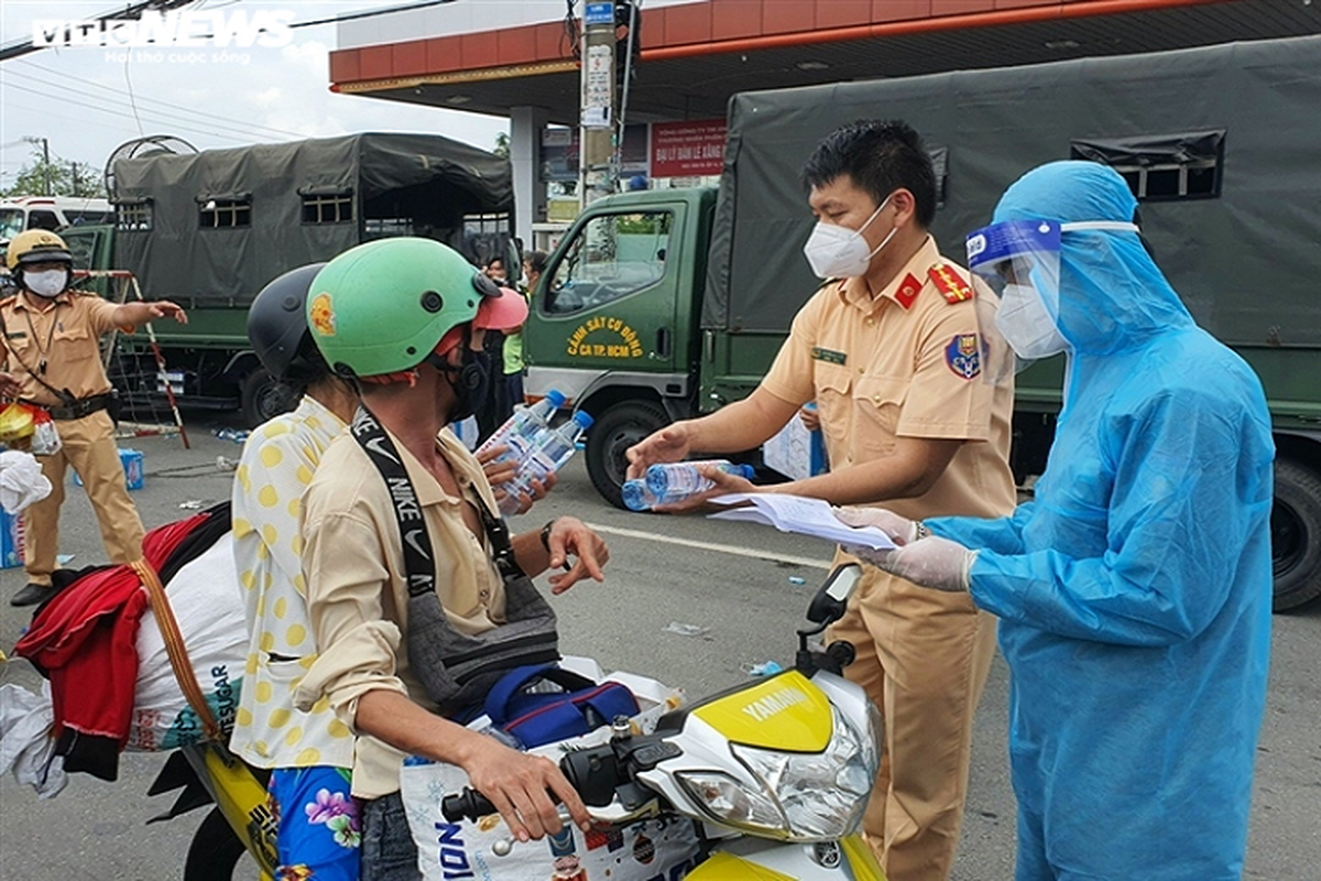 Quan doi, cong an ho tro dua nguoi dan tu TP.HCM ve mien Tay-Hinh-7