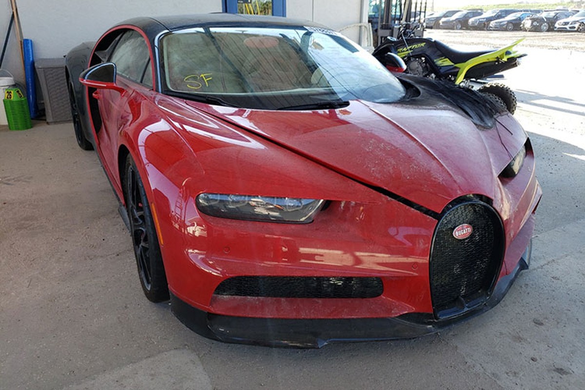 Bugatti Chiron chay den, hong nhu 