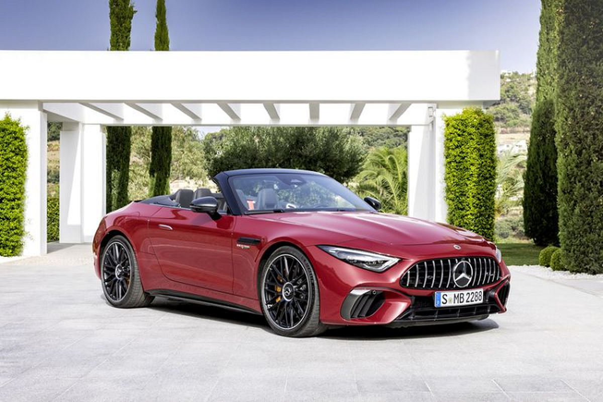 Mercedes-AMG SL 2022 chinh thuc “dau” BMW 8 Series Convertible-Hinh-2