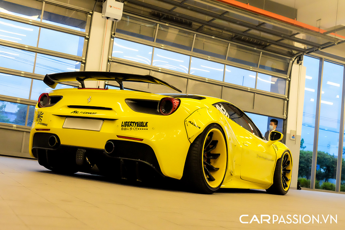 Ngam Ferrari 488 GTB do Liberty Walk 